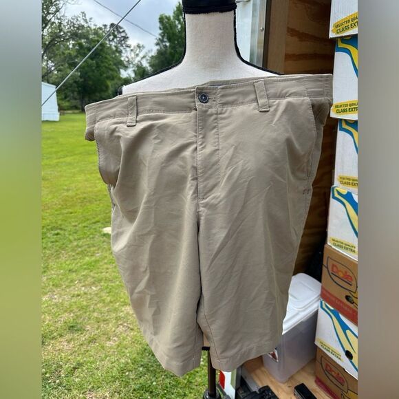 Under Armour Men's Tan Cargo Shorts - Picture 1 of 5